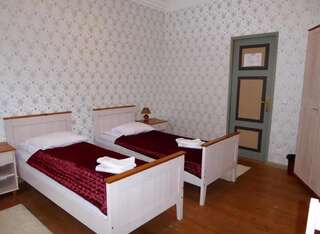 Отель Saku Mõis & Saku Manor Saku Двухместный номер с 2 отдельными кроватями и собственной ванной комнатой за пределами номера-1